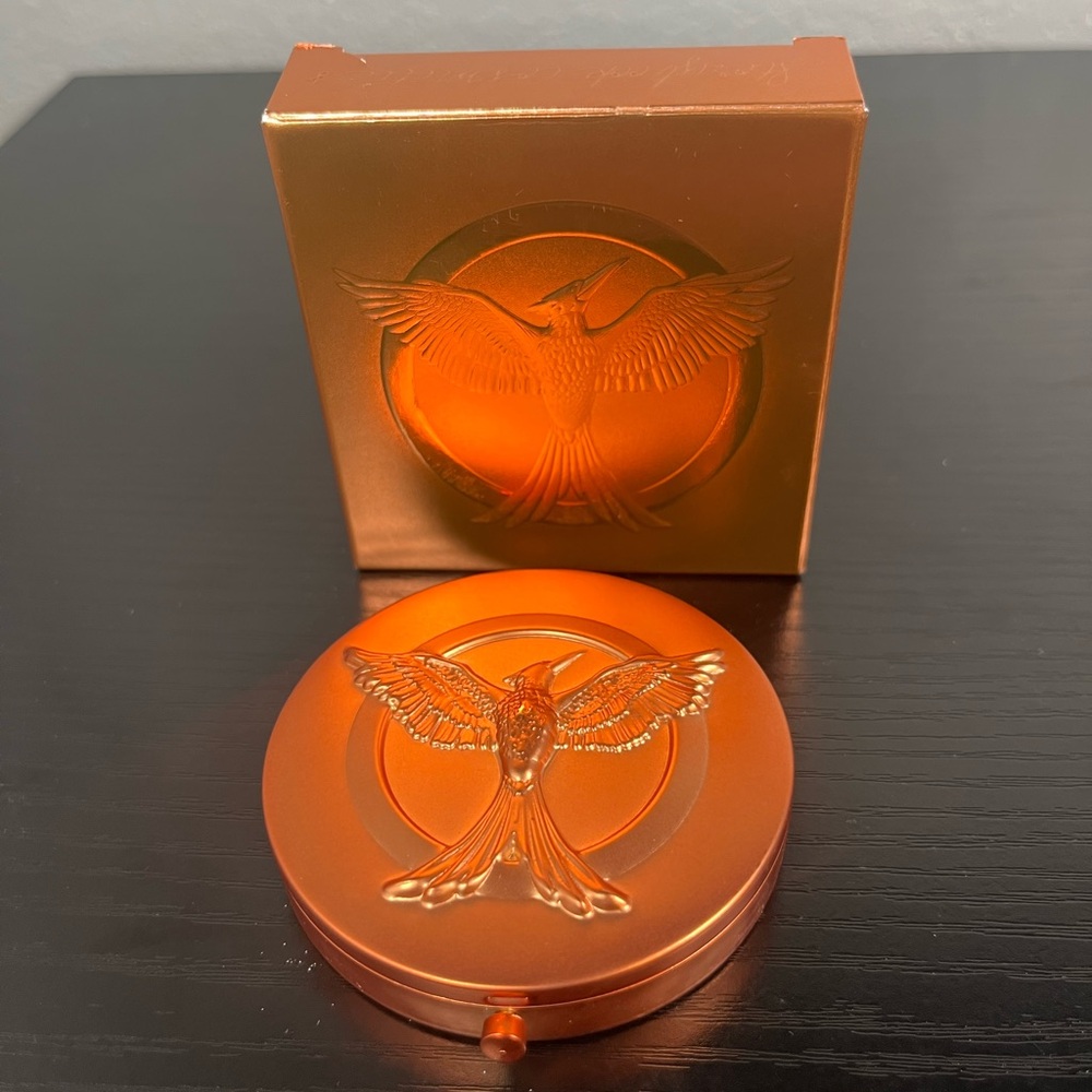Hunger Games Revolution Compact - Picture 3 of 3